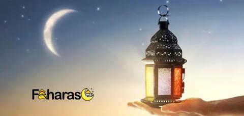 أدعية مستحبة في يوم السادس عشر من رمضان يد تحمل فانوس وهلال في السماء.