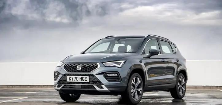 عربية سيات اتيكا seat ateca لونها رمادي وورائها خلفية سماء