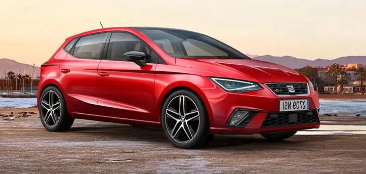 سيارة سيات إبيزا seat ibiza لونها أحمرواقفة على أرضية بنية